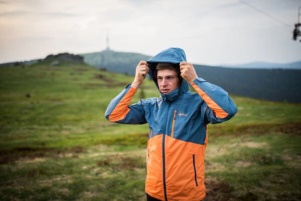 Muž v outdoorovej bunde Kilpi v prírode