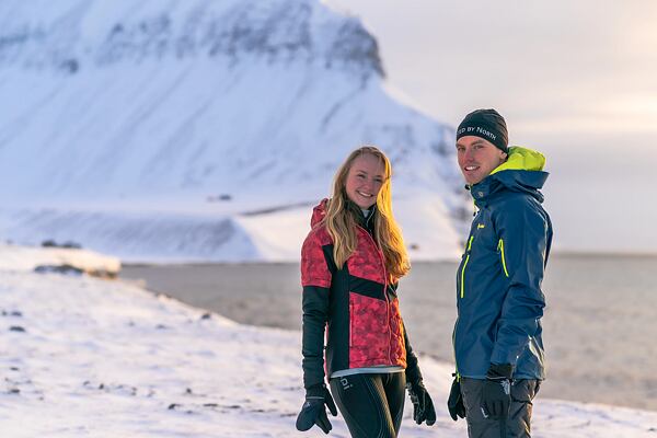 Muž a žena majú na sebe zimné doplnky