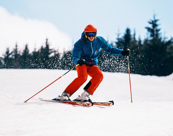 Lyžiar na zjazdovke v oblečení Kilpi