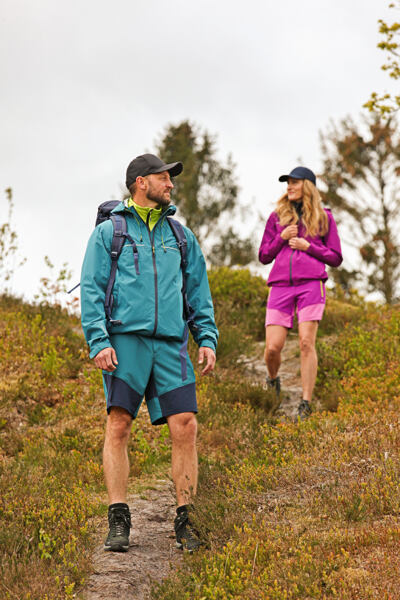 Žena s mužom v bundách