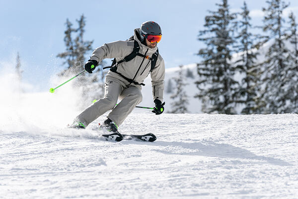 Lyžiar v nohaviciach bielych lyžiarskych Hannah