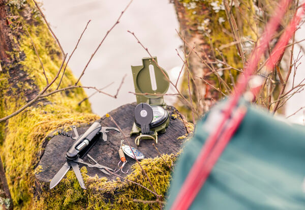 outdoorové doplnky: multifunkčný nôž a kompas