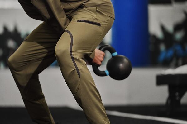 Muž cvičí s kettlebellom