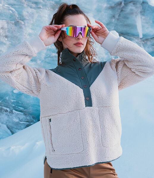 Žena v teplej mikine Protest