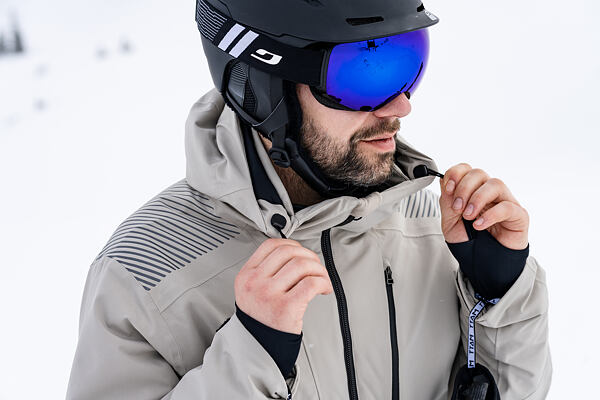 Muž v zimnej bunde Hannah