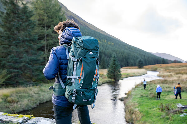 Skupina ľudí na túre