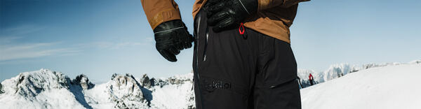 Lyžiar zapína lyžiarske nohavice Kilpi