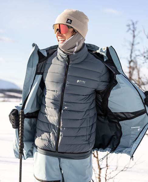 Muž obliekajúca zimnú bundu Protest