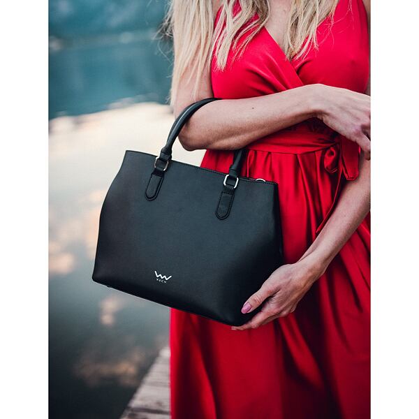 Žena s čiernou kabelkou Vuch