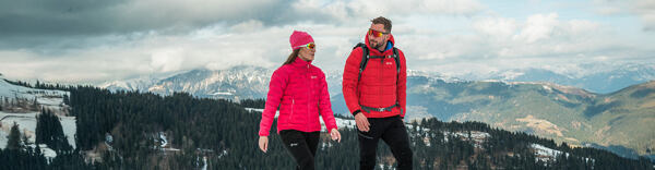 Muž a žena pri zimnej turistike