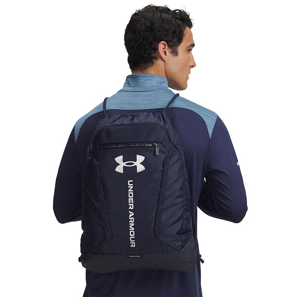 Muž s tmavomodrým batohom Under Armour
