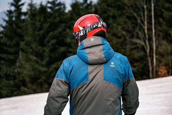 Muž v zimnej bunde Kilpi