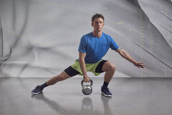 Muž cvičiaci s kettlebellom